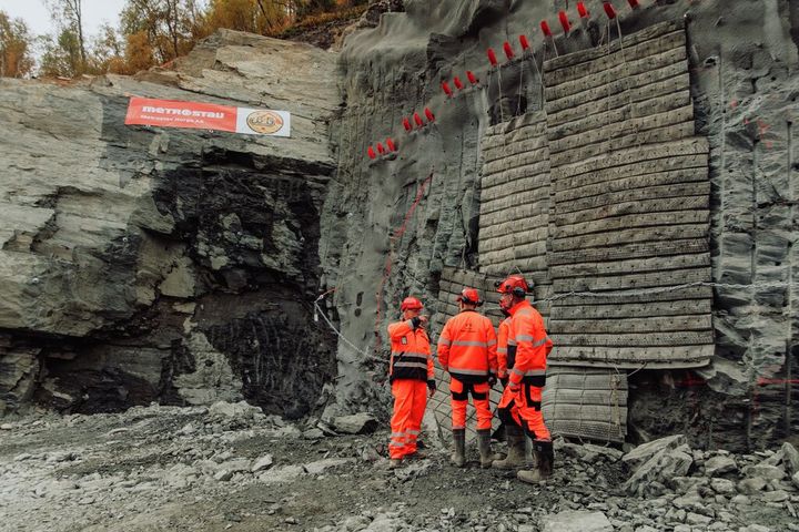 Arbeidet med tunnelen på E134 Røldal – Seljestad, i Vestland, fortsetter etter konkursen i Bertelsen & Garpestad. Det samme er tilfelle med E8 Sørbotn – Laukslett, i Troms. Den andre delen av arbeidsfellesskap, Metrostav Norge, fortsetter sin del av arbeidet.