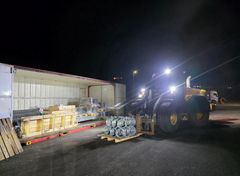 Det største fanggjerdet vert lasta opp frå det nyleg etablerte beredskapslageret og sendt til skredområdet i Etne. Foto: Espen Stordalen, Statens vegvesen