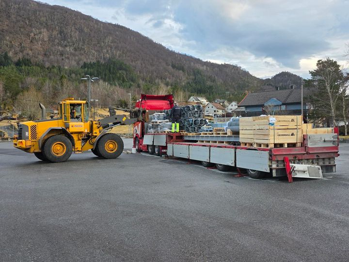 Det største fanggjerdet vert lasta opp frå det nyleg etablerte beredskapslageret og sendt til skredområdet i Etne. Foto: Espen Stordalen, Statens vegvesen