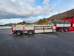 Det største fanggjerdet vert lasta opp frå det nyleg etablerte beredskapslageret og sendt til skredområdet i Etne. Foto: Espen Stordalen, Statens vegvesen