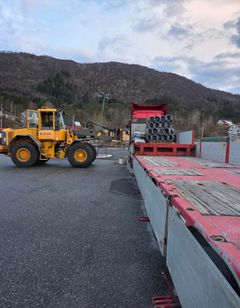 Det største fanggjerdet vert lasta opp frå det nyleg etablerte beredskapslageret og sendt til skredområdet i Etne. Foto: Espen Stordalen, Statens vegvesen
