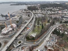 Vestervegbrua (lavbrua) befinner seg mellom Vesterbrua (høybrua) til venstre og kirkegård til høyre på bildet her.