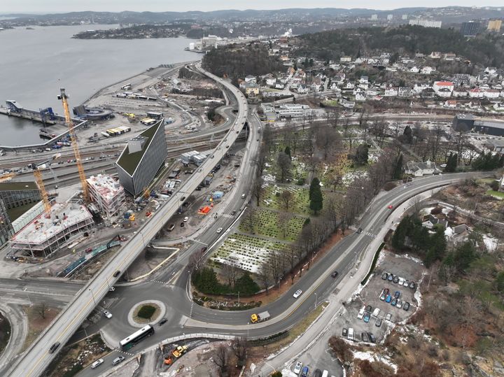 Vestervegbrua (lavbrua) befinner seg mellom Vesterbrua (høybrua) til venstre og kirkegård til høyre på bildet her.