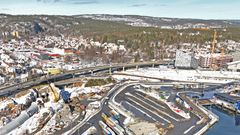 Den eksisterende gang- og sykkelvegen stenges i området ved Arkivet som følge av anleggsarbeidene, og all ferdsel vil fra dette tidspunktet bli ledet ned til Havnegata. Se vedlagt illustrasjon av ny trasé.