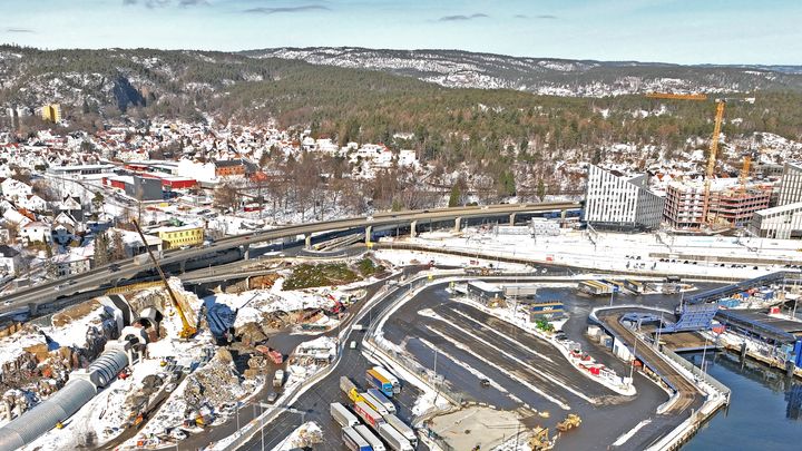 Den eksisterende gang- og sykkelvegen stenges i området ved Arkivet som følge av anleggsarbeidene, og all ferdsel vil fra dette tidspunktet bli ledet ned til Havnegata. Se vedlagt illustrasjon av ny trasé.