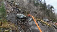 Det er store skadar på E134 Fjæra i Etne, og det omfattende reparasjonsarbeidet har heile tida sikkerheita i høgsetet. Foto: Peer Einar Klungtveit, Statens vegvesen