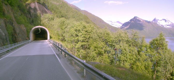 Foto av tunnelåpningen på Brattlitunnelen på riksveg 827 Kjøpsvikvegen.