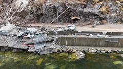 Det er store skadar på E134 Fjæra i Etne, og det omfattende reparasjonsarbeidet har heile tida sikkerheita i høgsetet. Foto: Peer Einar Klungtveit, Statens vegvesen