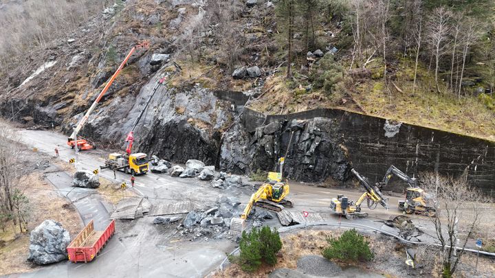 Det er store skadar på E134 Fjæra i Etne, og det omfattende reparasjonsarbeidet har heile tida sikkerheita i høgsetet. Foto: Peer Einar Klungtveit, Statens vegvesen