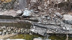 Det er store skadar på E134 Fjæra i Etne, og det omfattende reparasjonsarbeidet har heile tida sikkerheita i høgsetet. Foto: Peer Einar Klungtveit, Statens vegvesen