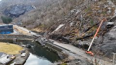 Det er store skadar på E134 Fjæra i Etne, og det omfattende reparasjonsarbeidet har heile tida sikkerheita i høgsetet. Foto: Peer Einar Klungtveit, Statens vegvesen