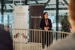 Prosjektsjef Katrine Sælensminde Erstad gler seg over at rådgivarkontrakten er signert og at prosjekteringa av hovudentreprisane kan starte opp. Her frå då ho ynskte velkommen til dagens markering i Bergen.