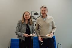 Inga feiring utan kake! Marie Broo frå Norconsult og Odd-Bjørn Gule i Fellesprosjektet Arna–Stanghelle fekk æra av å skjere kaka.