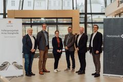 Bilde fra markering av kontraktssignering. Fellesprosjektet Arna–Stanghelle (FAS) markerte i dag rådgivarkontrakten som ble signert med Norconsult og Aas-Jakobsen sist veke. Frå venstre: Kjell Inge Davik, utbyggingsdirektør i Statens vegvesen, Eirik Harding Hansen, prosjektdirektør i Bane NOR, Katrine Sælensminde Erstad, prosjektsjef i FAS, Torbjørn Søderholm, fungerande assisterande prosjektsjef i FAS, Bård Sverre Hernes, konserndirektør for Hovedkontor Norge i Norconsult og Trond Hagen, administrerende direktør i Aas-Jakobsen