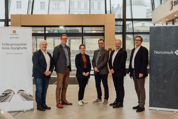 Bilde fra markering av kontraktssignering. Fellesprosjektet Arna–Stanghelle (FAS) markerte i dag rådgivarkontrakten som ble signert med Norconsult og Aas-Jakobsen sist veke. Frå venstre: Kjell Inge Davik, utbyggingsdirektør i Statens vegvesen, Eirik Harding Hansen, prosjektdirektør i Bane NOR, Katrine Sælensminde Erstad, prosjektsjef i FAS, Torbjørn Søderholm, fungerande assisterande prosjektsjef i FAS, Bård Sverre Hernes, konserndirektør for Hovedkontor Norge i Norconsult og Trond Hagen, administrerende direktør i Aas-Jakobsen