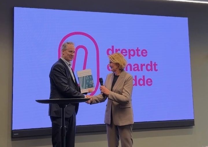 Vegdirektør Ingrid Dahl Hovland overrekker tiltaksplanen for trafikksikkerhet på vei 2026-29 til samferdselsminister Jon-Ivar Nygård.