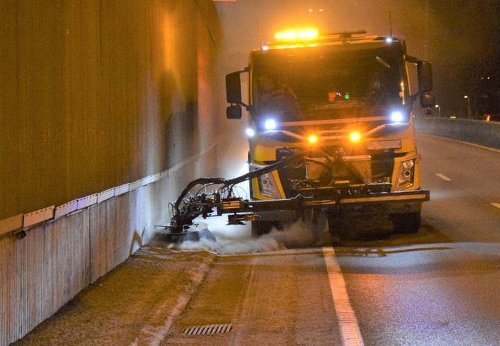 Vårrengjøringa gjøres om kvelden og natta når trafikken er lav og ikke berører så mange trafikanter. (Illustrasjonsfoto: Ole Kristian Kjosbakken / Statens vegvesen)