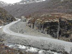 Denne krappe svingene på Storeskar ved utbedres. Dette er en av de største flaskehalsene på riksveg 52, spesielt på vinterstid.