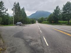 Ved Tuv skal vegen utbedres, utkjørsler slås sammen og opprettes ny kjettingplass for tungtransport.