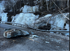 Stein havnet på E6 i Rosten onsdag kveld. Nå er vegen ryddet og åpnet igjen. (Foto: Ruben Andre Jacobsen / Statens vegvesen)