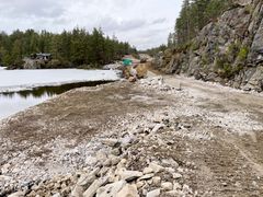 Arbeidet med å utbedre rv. 9 ved Hornskilen pågår for fullt. Fra fredag 20. mars kl. 14 er det slutt på omkjøring. I stedet blir det enveiskjøring og lysregulering i noen hundre meter forbi anleggsstedet.