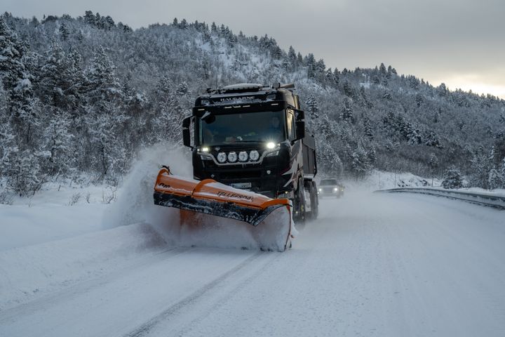Vinterdrift er en av mange oppgaver som Risa AS nå får ansvaret for i den nye driftskontrakten Telemark vest. En viktig oppgave er å drifte E134 Haukelifjell om vinteren.