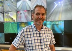 mann som ser i kamera