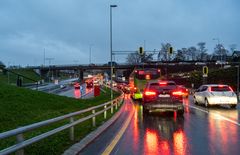 De varslede kjør sakte-aksjonene kan gi kø langs vegene. Statens vegvesen er bekymret for trafikksikkerheten på en av de største utfartsdagene.
