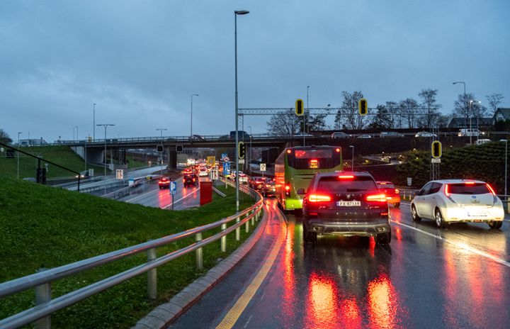De varslede kjør sakte-aksjonene kan gi kø langs vegene. Statens vegvesen er bekymret for trafikksikkerheten på en av de største utfartsdagene.
