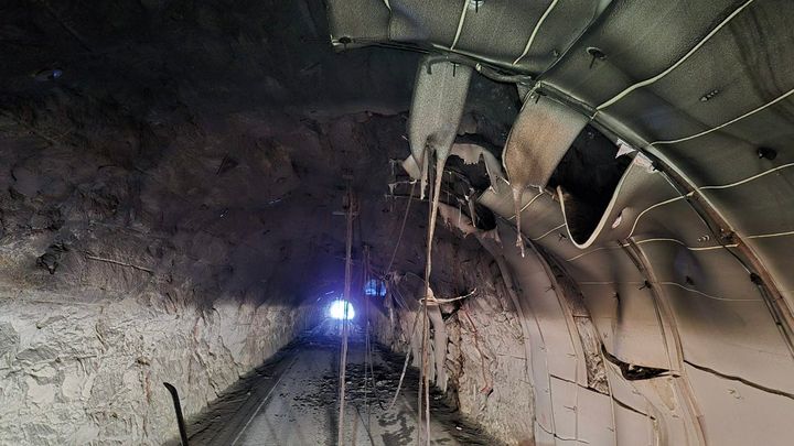 Det er store skader i Raudhammartunnelen etter en brann i en buss natt til fredag. Tunnelen blir derfor stengt i lengre tid.