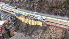 Arbeider med natursteinsstøttemur som vil være på nedsiden av tidligere gang- og sykkelveg ved siden av E39. Disse arbeidene krever døgnkontinuerlig drift.