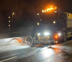 Vårrengjøringen gjøres om kvelden og natta når trafikken er lav og ikke berører så mange trafikanter. (Foto: Vaktmesterkompaniet AS)