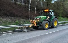 Rengjøring av veiene bidrar til bedre trafikksikkerhet og luftkvalitet. (Foto: Vaktmesterkompaniet AS)