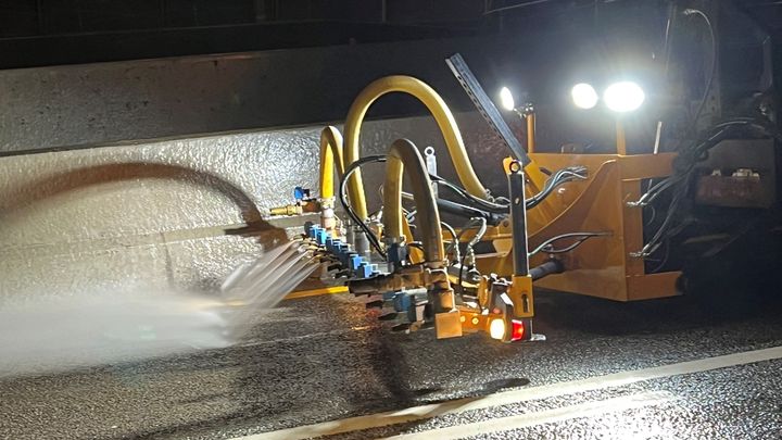 Feie- og spylebilene fjerner vinterens sand og skitt for å gi tryggere og renere veier. (Foto: Vaktmesterkompaniet AS)