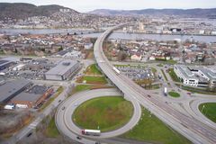 En fuge på E18 Drammensbrua skal skiftes ut. E18 i retning Oslo (felt med mørk asfalt) blir nattestengt mandag-torsdag fram til månedsskiftet mai-juni. Omkjøring blir skiltet. (Foto: Rambøll / Statens vegvesen)