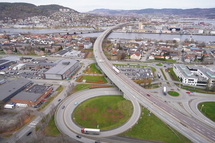 En fuge på E18 Drammensbrua skal skiftes ut. E18 i retning Oslo (felt med mørk asfalt) blir nattestengt mandag-torsdag fram til månedsskiftet mai-juni. Omkjøring blir skiltet. (Foto: Rambøll / Statens vegvesen)