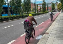 BIlde av syklister og annen trafikk.