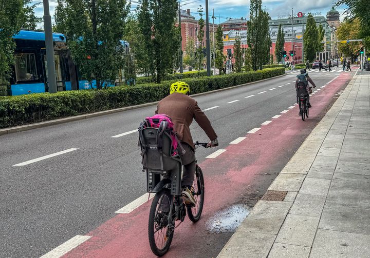 BIlde av syklister og annen trafikk.