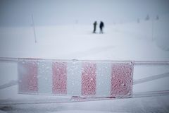 Bildet viser en vei som er stengt med bom.