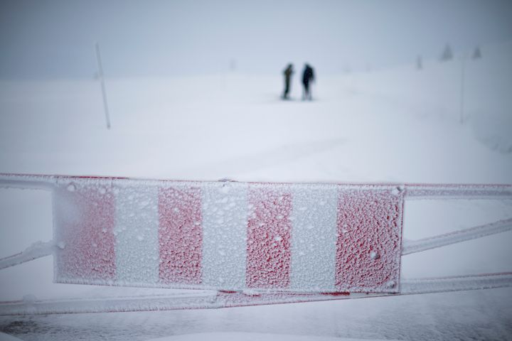 Bildet viser en vei som er stengt med bom.