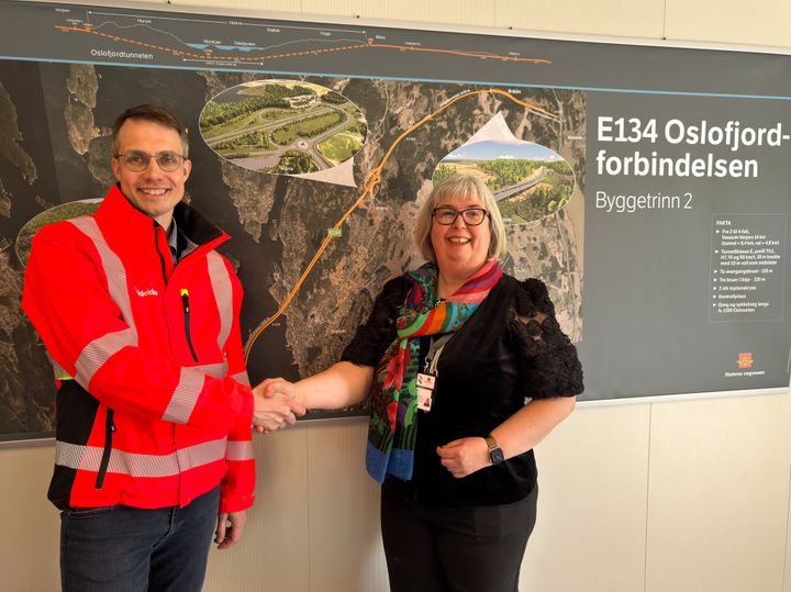 Anders Haugen, konserndirektør i Veidekke Infrastruktur, og Ingunn Foss, prosjektdirektør i utbyggingsområde sørøst i Statens vegvesen etter kontraktsigneringen.