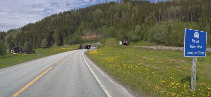Foto av Røviktunnelen på riksveg 80.