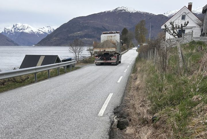 Frå området som skal utbetrast, frå rv. 13 Vangsnes ferjekai i retning Vikøyri. Foto: Kristian Slinde, Statens vegvesen