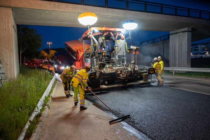 Bilde av asfaltarbeidere og maskiner som legger ny asfalt.