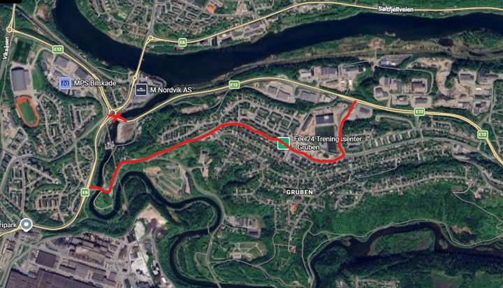 Rød strek viser omkjøringen i forbindelse med arbeider på E12 Revelåga bru. Illustrasjon: Statens vegvesen