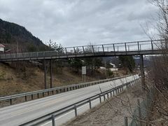 Gang- og sykkelbrua over rv. 7 på Ål er påført omfattende skader. Nå må den rives. (Foto: Statens vegvesen)