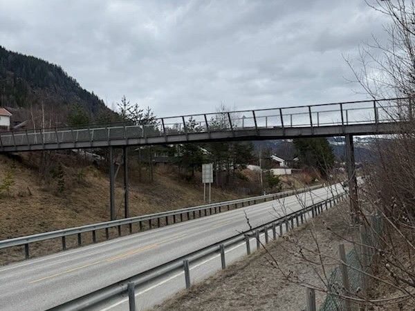 Gang- og sykkelbrua over rv. 7 på Ål er påført omfattende skader. Nå må den rives. (Foto: Statens vegvesen)