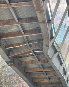 Gang- og sykkelbrua over rv. 7 på Ål er påført omfattende skader. Nå må den rives. (Foto: Statens vegvesen)