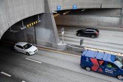 Bilde av E18 Baneheitunellen og biler som kjører ut av tunnelen.