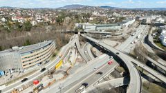 Dronebilde av Fornebukrysset. Arbeidet vil foregå i området mellom Granfosstunnelen (i midten av bildet), og E18. All trafikk vil flyttes over i det østgående løpet.